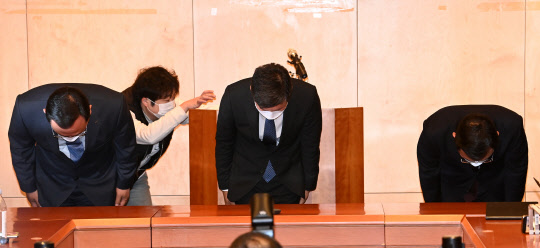 17일 오전 정몽규(가운데)현대산업개발 회장이 서울 용산구 한강로 용산사옥에서 광주 아파트신축공사장 외벽붕괴사고와 관련한 입장을 표명하는 기자회견에서 허리숙여 인사하고 있다.<박동욱 기자>